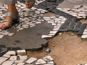 Condomínio e município indenizarão pedestre que caiu em buraco